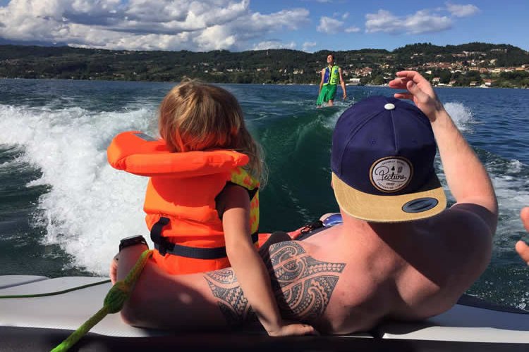 Vater mit Kind auf einem Boot