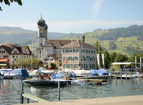 Idyllischer Hafen mit MasterCraft-Booten