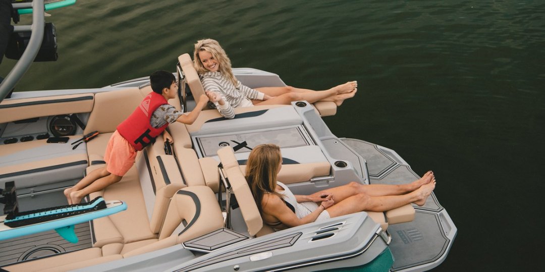 Salonfähig! Komplett neue Hecksitze bieten ultimativen Komfort auf dem Wasser